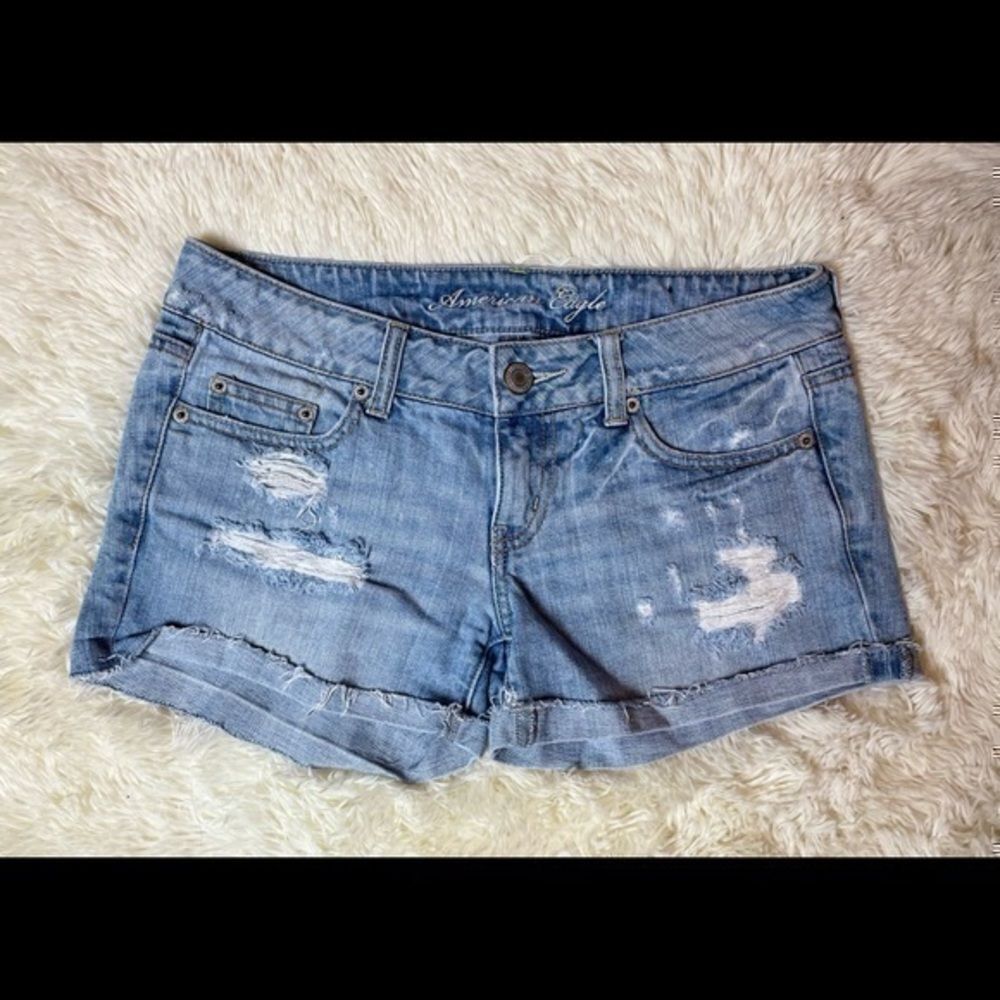 Women’s Distressed American Eagle jean Booty shorts size 4